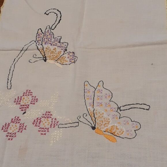 Vintage cross stitched embroidery butterflies flowers table runner w/tatted edge - Picture 2 of 8